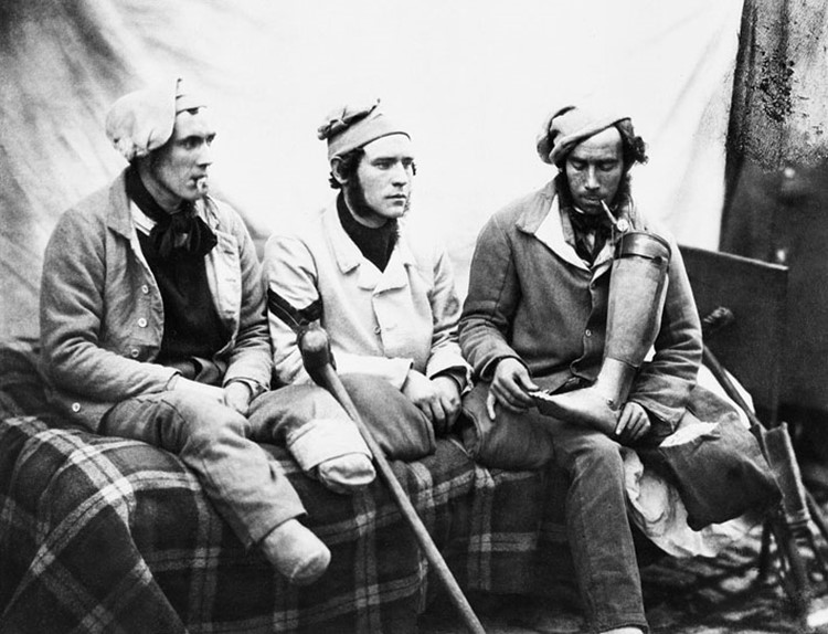 Kriegsversehrte englische Soldaten in einem Fotodokument von 1855.