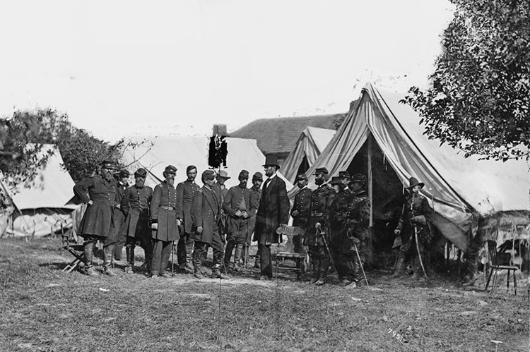 Unionspräsident Abraham Lincoln auf Besuch bei den Truppen der Nordstaaten.