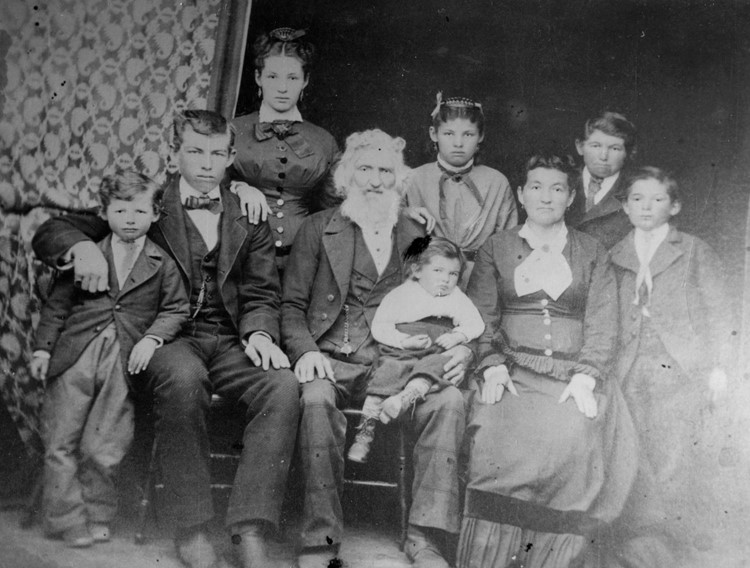 Johann Jacob Graf (1813–1880) und Ehefrau Anna Barbara geb. Graf (1831–1912) um 1878 mit sieben Kindern – das Ehepaar wanderte 1859 aus, kam 1860 in Utah an und liess sich 1861 als Siedlerpioniere in Santa Clara, Utah, nieder (Quelle: familysearch.org).