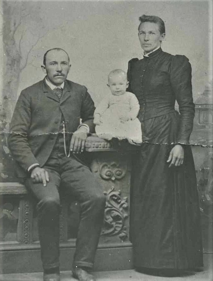 Theodore Harmon Graf (1868–1947) und seine Ehefrau Lydia Eva geb. Knight (1866–1946) mit Tochter Ivie um 1893 (Quelle: familysearch.org).