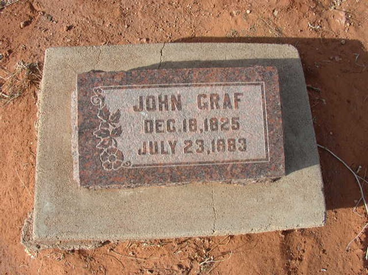 Die Grabsteine des Auswandererehepaars [Anna] Magdalena und John Graf-Graf auf dem Friedhof in Santa Clara, Utah (Quelle: familysearch.org).