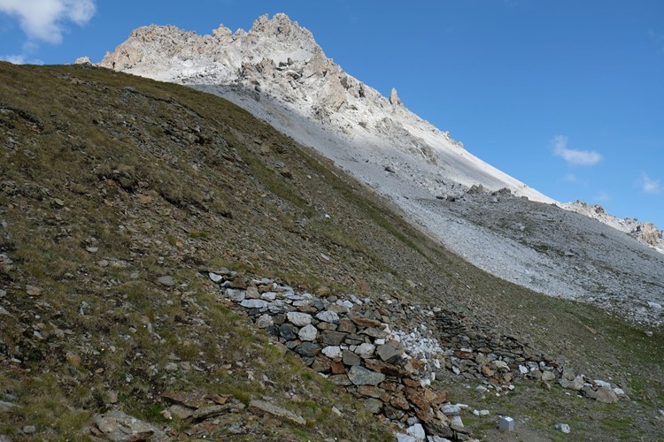Die höchstgelegene Mannschaftsunterkunft, Bridlers Horst auf 2720 m ü.M., darüber der Piz Umbrail (3032 m ü.M.). Foto Hans Jakob Reich