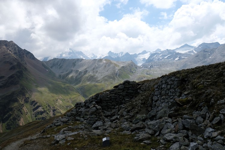 Die Reste der «Alvierhütte» mit Blick gegen das Stilfser Joch und das Ortlermassiv. Foto Hans Jakob Reich