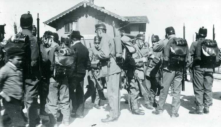 Mobilmachung 1914 in Sevelen. Soldaten des Geb Inf Bat 77 rücken in den Grenzschutzdienst ein.
