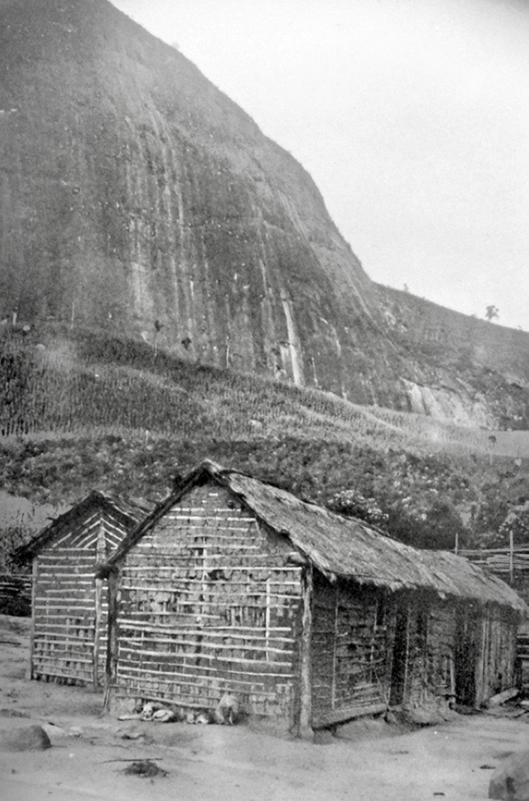 Einfachste Hütten dienten den Ausgewanderten als Behausungen.