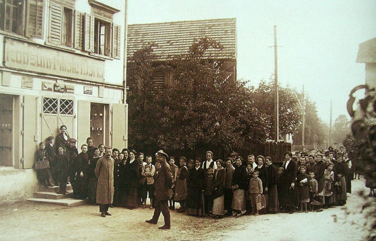 1918 stand Vorarlberg vor einer Hungersnot: Anstehen um Lebensmittel in Dornbirn.