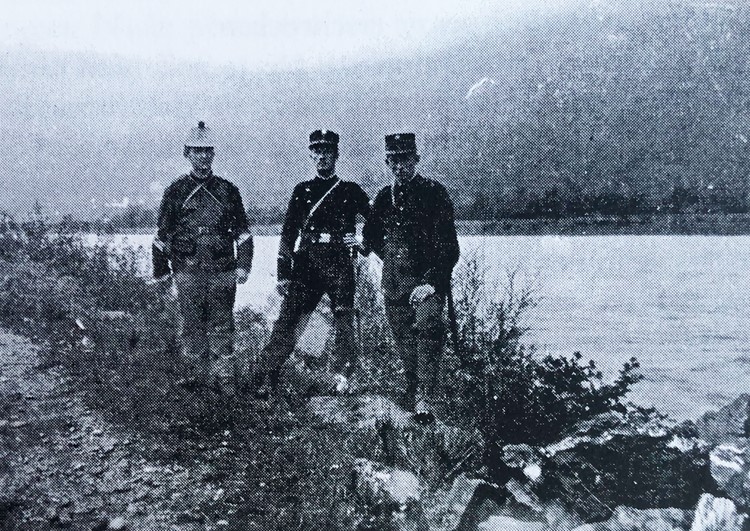 Schweizer Grenzwacht am Rhein bei Sevelen, 1917/18.