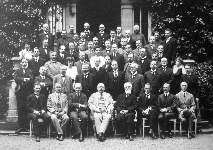 Die österreichische Delegation in Saint-Germain-en-Laye, 1919. In der ersten Reihe Staatskanzler Karl Renner (Vierter von links), in der dritten Reihe (Vierter von links) Landeshauptmann Otto Ender als Vertreter Vorarlbergs.