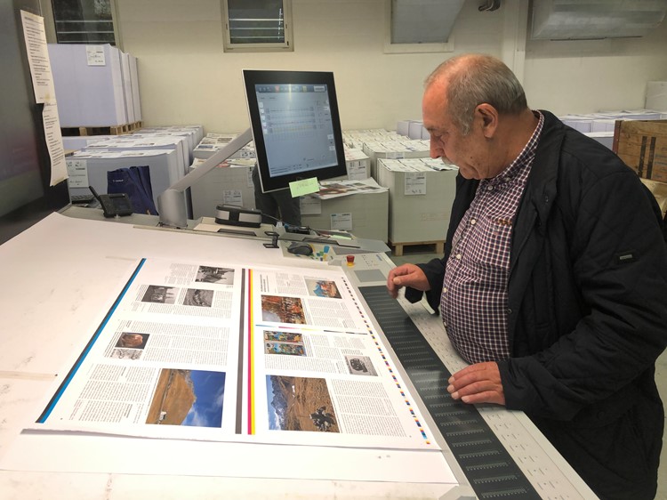 Redaktor Hansjakob Gabathuler begutachtet mit prüfendem Blick einen der ersten Druckbogen.