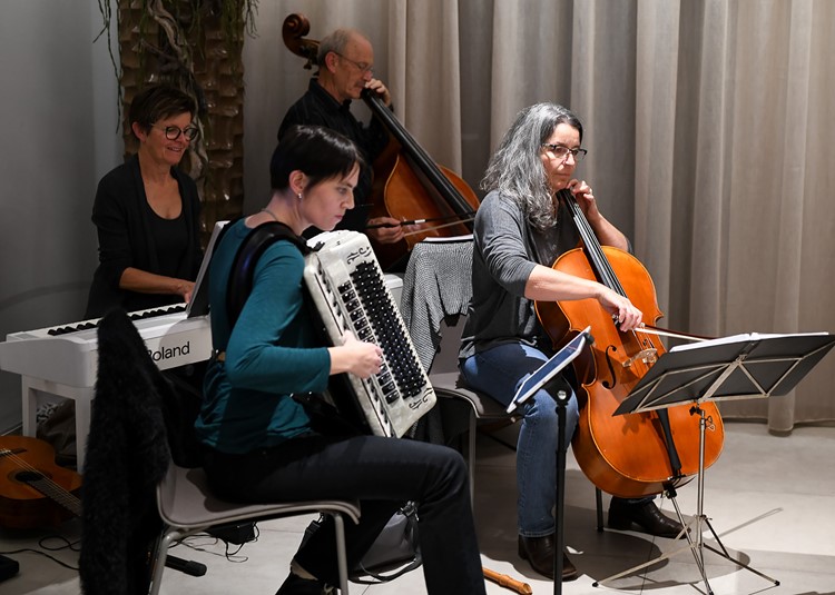 Den stimmungsvollen musikalischen Rahmen schuf das Ensemble TONikum mit Patricia Vögel, Silvia Bättig, Bernadette Helbling und dem Bandleader Hans Köppel. Foto Nele Ilic