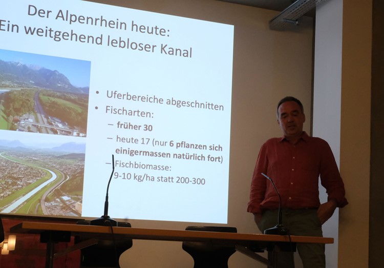 Andi Götz referiert über den Stand der Aufweitungen am Alpenrhein. 