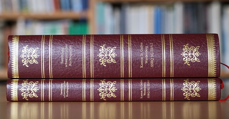 Die beiden Bände zu den Rechtsquellen der Region Werdenberg umfassen total 1070 Buchseiten. Foto Hans Jakob Reich