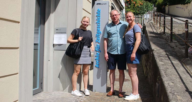 Phil Robinson mit seinen beiden Töchtern Hannah (rechts) und Hollis vor dem Archiv für Zeitgeschichte der ETH Zürich.