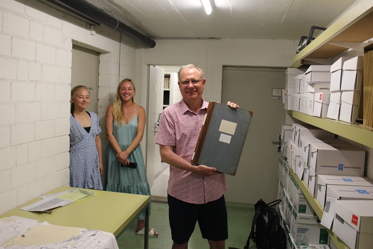 Phil Robinson hält stolz das voluminöse Seveler Taufregister in der Hand, worin alle sieben Kinder seiner ausgewanderten Vorfahren handschriftlich eingetragen sind