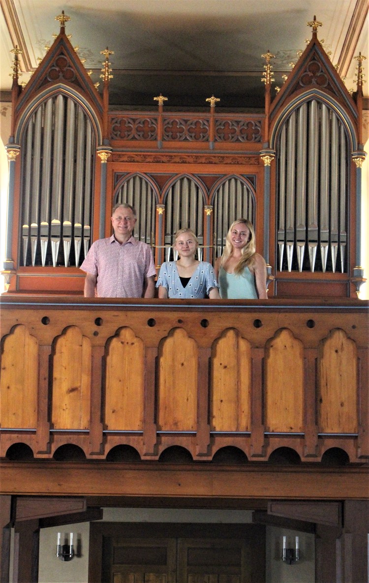 Familie Robinson vor der Orgel auf der Empore der Seveler Kirche.