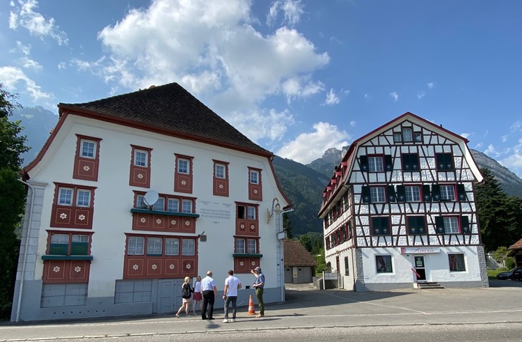 Im Sennwalder Dorfteil Ögstisriet wuchs die Auswanderin Elisabeth Vetsch-Berger auf. Ihr Elternhaus besteht aber nicht mehr. Links das ehemalige Gasthaus zum Adler, rechts eine einstige Gerbe und spätere Färberei.