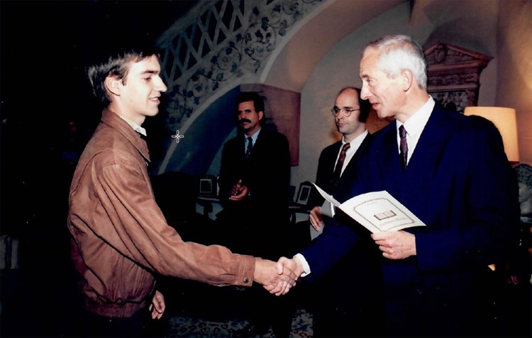 Fürst Hans Adam II. gratuliert Martin Graber am 1. September 1995 beim Empfang auf Schloss Vaduz anlässlich der Eintragung ins «Goldene Buch».