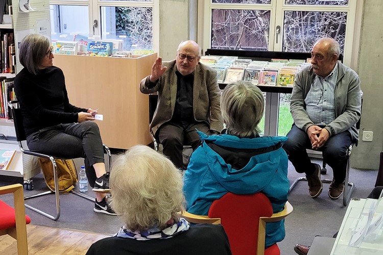 Gesprächsmoderatorin Andrea Rothenberger und die beiden Redaktoren Hans Jakob Reich und Hansjakob Gabathuler (von links). Foto Theres Schlienger